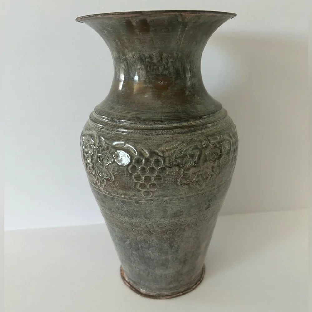 Vintage 10” Hosley Pickled Finish Metal Embossed Grape Design Vase - NWT - Picture 5 of 8